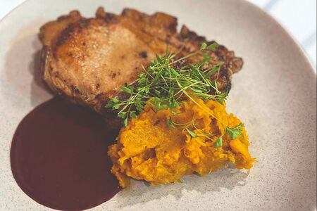 Свиная корейка с печёной тыквой и соусом из саперави