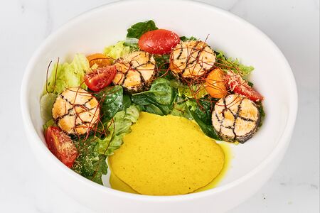 Салат с цыпленком и соусом карри