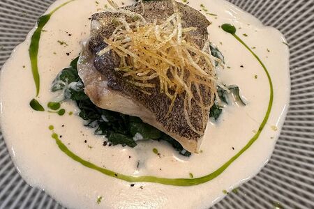 Палтус на подушке из шпината, картофельными криспами и сливочным соусом