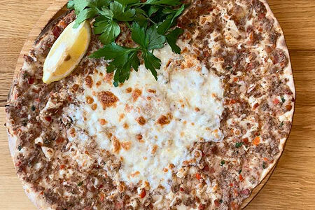 Лахмаджун с фаршем и сыром