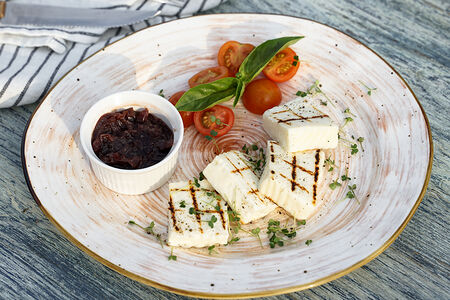 Жареный сыр с карамелизированным луком