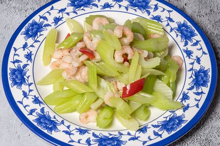 Салат из сельдерея и мелких креветок