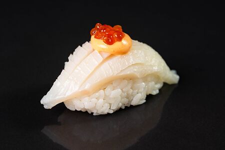 Суши с кальмаром, икрой и спайси