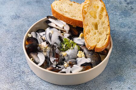 Мидии в соусе дорблю