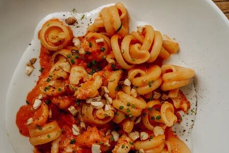 Паста Везувио с креветками, кокосовым соусом и кешью