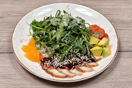 Салат с угрем и чуккой