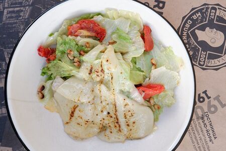 Салат с куриной грудкой, орехами и пармезаном