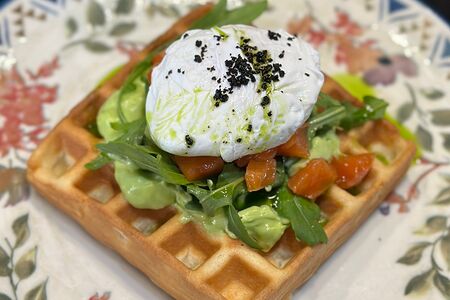 Вафля с кремом из авокадо, форелью и яйцом