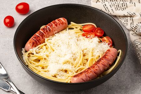 Спагетти с сосисками гриль и пармезаном
