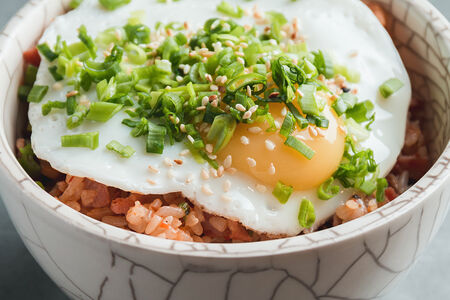 Рис с кимчи, жареным яйцом и беконом