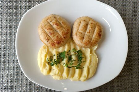 Биточки куриные с картофельным пюре