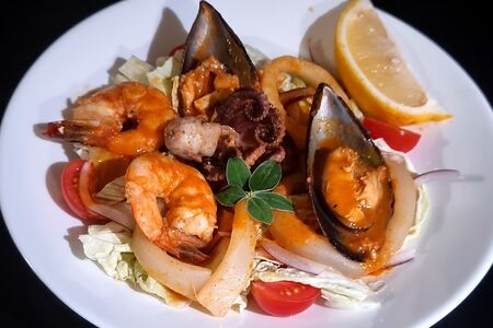 Салат с морепродуктами и соусом том ям