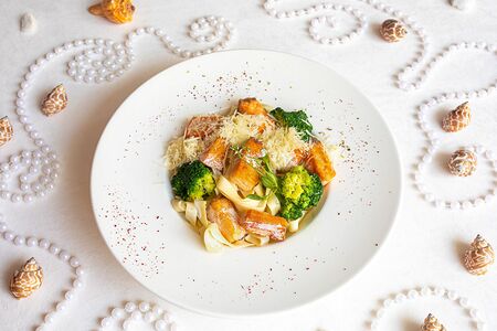 Паста с лососем и брокколи под сливками