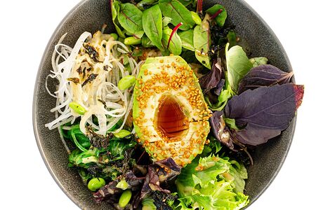 Бали боул с авокадо и соево-кунжутным дрессингом