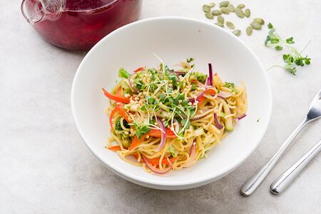 Джемелли с лососем, песто, томатами и луком фри