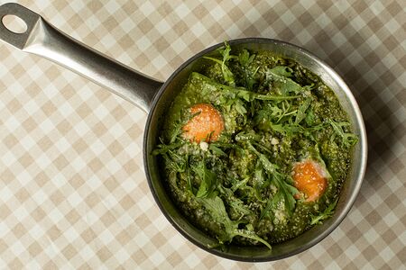 Яйца из печи с пармезаном в соусе из шпината и рукколы