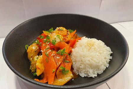 Курица с овощами в Кисло-сладком соусе с рисом