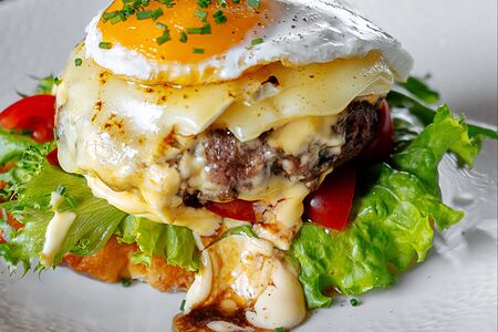 Бифштекс из мраморной говядины с глазуньей