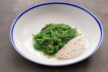 Салат Чука и ореховый соус