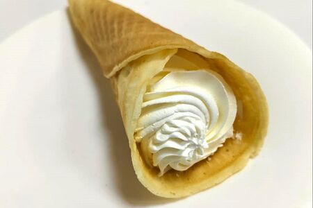 Вафельная трубочка со взбитыми сливками