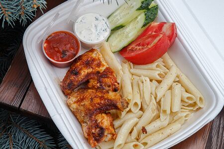 Куриные крылья с макаронами, помидор, огурец