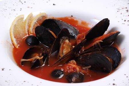 Суп томатный из мидий в створках