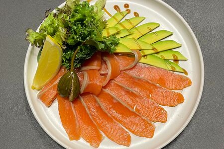 Слабосоленый лосось с авокадо  