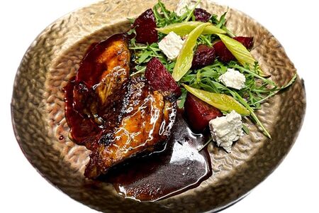 Свиная грудинка, томленая в фирменном напитке