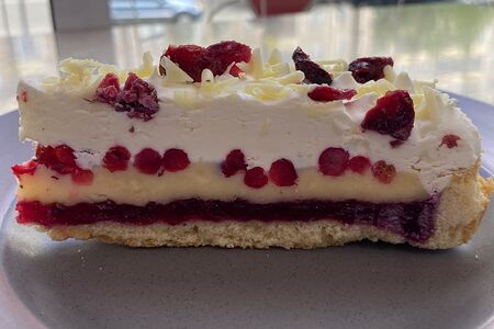 Брусничный торт с белым шоколадом