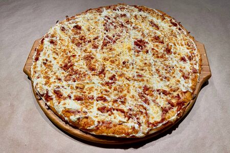 Пицца с копченой колбасой