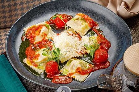 Равиоли с уткой и вялеными томатами и соусом Арабьята