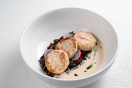 Крабовые кейки с черным рисом и устричным соусом