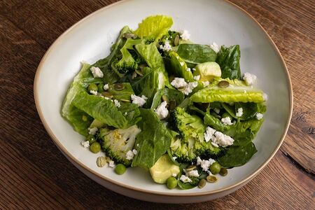 Зеленый салат с брынзой