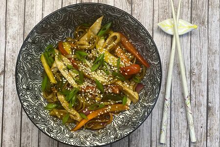 Удон с курицей терияки