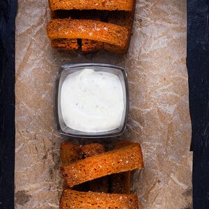 Гренки чесночные с соусом тартар 