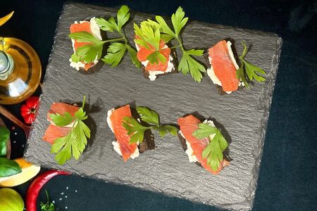 Чесночные гренки с тунцом собственного посола 