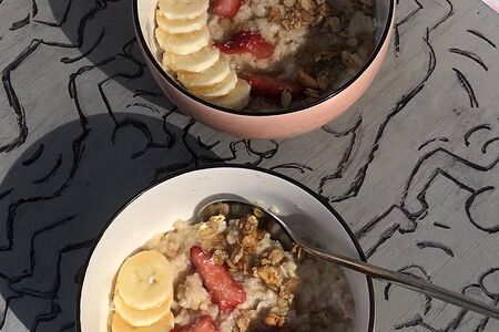 Овсяная каша с карамелью и бананами