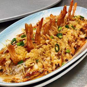 Рисовая лапша с креветками и чесноком