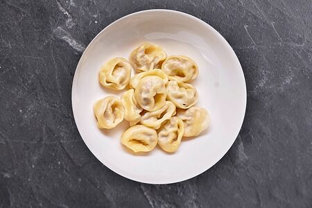 Домашние пельмени из говядины со сметаной