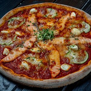 Пицца с лососем, цукини и творожным сыром