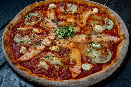 Пицца с лососем, цукини и творожным сыром