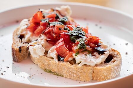 Брускетта с помидорами