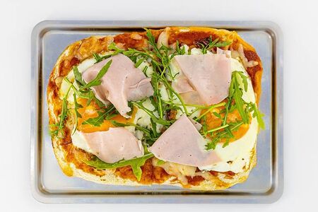 Пицца с мортаделлой и глазуньей 