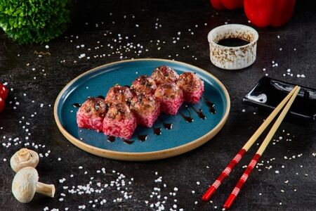 Ролл с угрем и креветкой