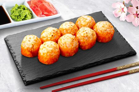 Ролл Маасдам с лососем