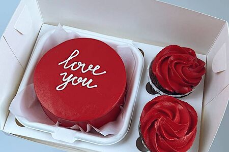 Бенто и капкейки Красный бархат с клубникой