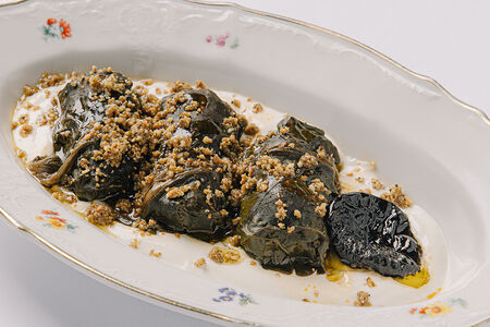 Долма с бараниной и черносливом в свекольных листьях