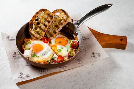 Шакшука из двух яиц с сыром фета