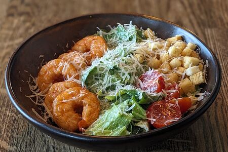 Салат цезарь с креветками 