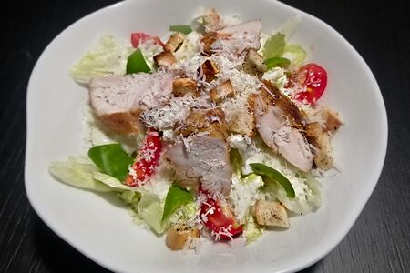 Салат Цезарь с курицей